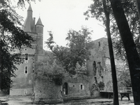 94753 Gezicht op de Bourgondische toren en de donjon van het kasteel Duurstede (Langs de Wal 6) te Wijk bij Duurstede ...